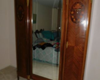 ANTQUE ITALIAN CHIFFAROBE