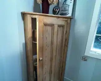 Corner cupboard