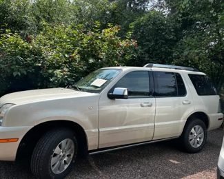 Mercury Mountaineer 2004 113,000 miles. Leather AWD.   Some dents etc.