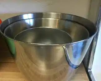 Stainless nesting mixing bowls
