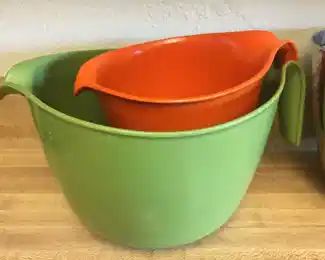 Nesting plastic mixing bowls