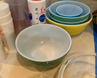 Vintage Pyrex Mixing bowls - Green, Yellow, Blue, Primary