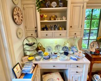 Decorative accessories and kitchen linens