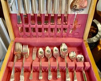 Silverplate silverware set