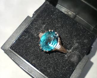 10k gold ring with blue topaz stone size 7 1/4