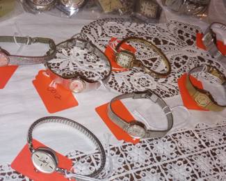 Many nice vintage ladies watches.
