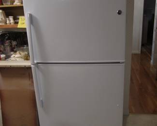 GE refrigerator! Nice and clean! 
