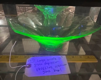 vaseline /uranium large glass bowl w etchings
