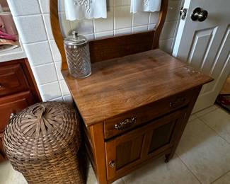 Lovey oak commode with towel rack! 