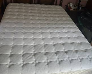 A beautiful Ethan Allen Bedroom Set! This is a Queen Size bed with an absolutely MINT CLEAN mattress and box spring set! 