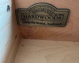 An absolutely BEAUTIFUL solid oak HOOSIER CABNET with PORCELAIN TOP!  This stunning piece is excellent condition! Made by the Riegsecker Hardwoods Company of Shipshewana, Indiana! 