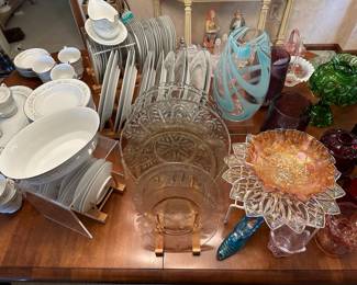 Finishing the journey around d the table we come to an end with depression and iridescent art glass vase! ALL in excellent condition!