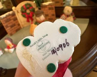 Another grouping of great collectibles! Another grouping of great collectibles! Here is a SARAH'S ATTIC Caroloing Snow Family scene! Adorable and 7 pieces!