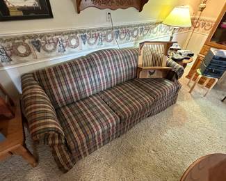 A beautiful and comfortable country living couch! This piece is in superb condition! 