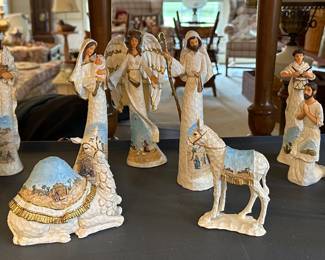 A BEAUTIFUL 13 piece Hawthorn Village/Thomas Kincaid Crèche! Numbered and signed on the bottom! MINT! 