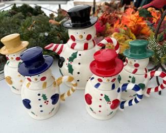 This is an adorable MINT UNSUED Snowman Teapot with four teapots cups! Each has their own corresponding "top hat" lid! 