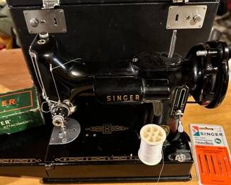 Beautiful Vintage Singer 221 Featherweight Sewing Machine with accessories! Original Carrying Case! 