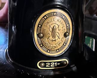 Beautiful Vintage Singer 221 Featherweight Sewing Machine with accessories! Original Carrying Case! 