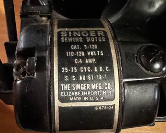 Beautiful Vintage Singer 221 Featherweight Sewing Machine with accessories! Original Carrying Case! 