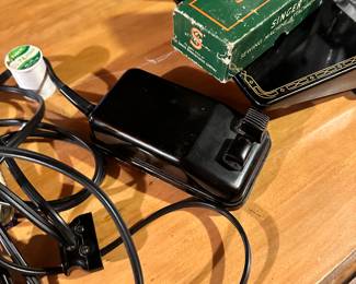 Beautiful Vintage Singer 221 Featherweight Sewing Machine with accessories! Original Carrying Case! 