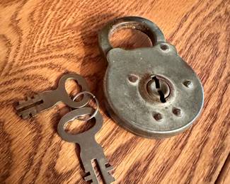 Fantastic Vintage Lock with keys! 