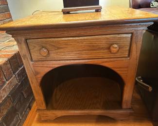 CLEAR CREEK OAK FURNITURE! ART SAMPLE OF SAGINAW! 3 PIECES! TWO END TABLE AND A COFFEE TABLE MINT! 