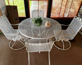 Lovely 5 piece wrought iron patio set! Table, 2 chairs and 2 rocker chairs! Excellent condition! 