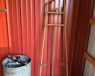 A 1930s/40’s easel! 