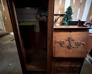 This is a BEAUTIFUL Victorian Secretary! This piece is in EXCELLENT condition!