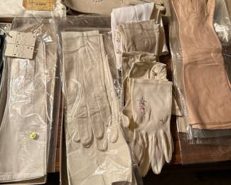 These are BEAUTIFUL leather gloves! All are in Excellent to MINT condition! 95% unworn and in their original packaging!