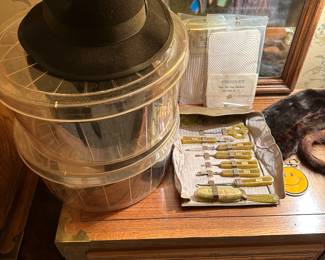 Some really lovely woman hats, fur and other millenary! Some fur accessories too!