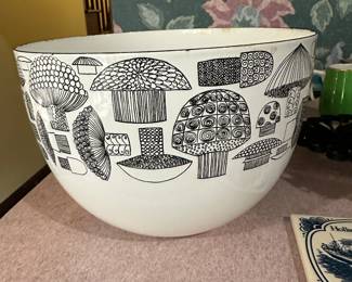 This beauty was hidden in a box! MCM Kaj Franck Finel Arabia Finland White / Black Enamel Mushroom Bowl!