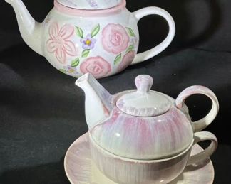 The beginning of a lovely teapot collection…