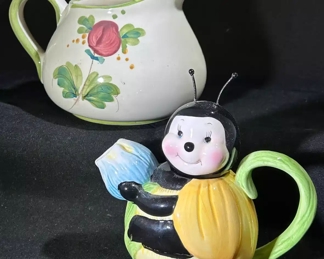 How cute is this bumble bee teapot?!!
