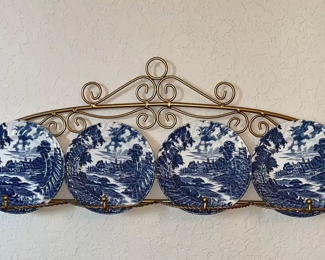 Vintage dinner plates with wall hanger