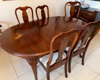 Oval/Round Pennsylvania House cherry dining table with 6 chairs, 1 leaf