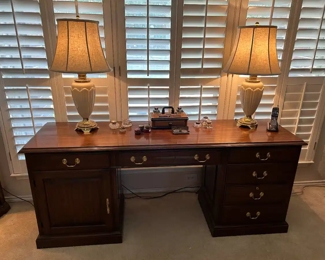 Harden Premiere office desk