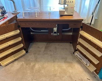 Automatic lift sewing machine cabinet