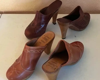 Size 6.5 (dark)  and 7 (light)