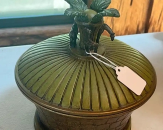 Covered box w/giraffes