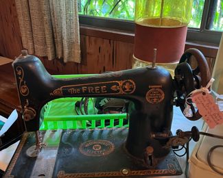 Vintage Free Westinghouse electric rotary sewing machine w/attachments, as found