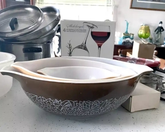 Large vintage Pyrex Mixing bowl set