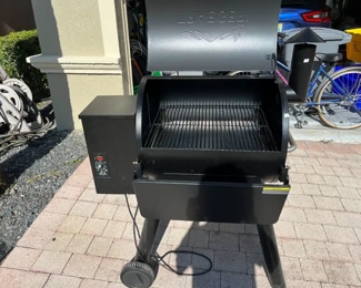 Traeger TFB42DVB Eastwood Wood Pellet Smoker/Grill in Black