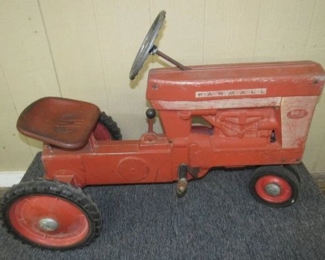 Farmall 560 Pedal Tractor
