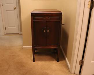 Vintage Victrola  (broken Arm)  