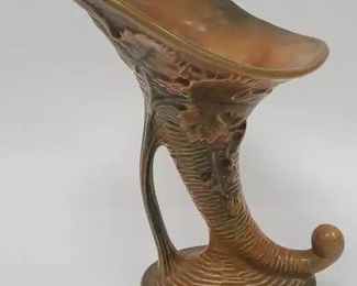 Roseville Pottery Bushberry Cornucopia Vase 154-8"