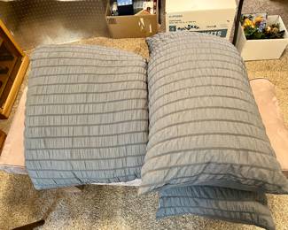 King size quilt set with pillow shams $25 excellent condition