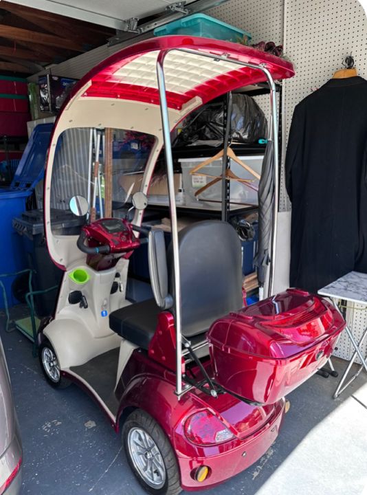 Buggie- Scooter luxury
Wheels EW-54 "BUGGIE"
EW-54 four-wheel scooter with full cover and front holds up to 500 pallets 43 files on one charge , radio , lights , foot brake , windshield , more  &4,500 new selling for $2000 