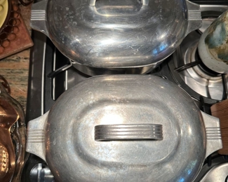 We have TWO of this VERY HARD TO FIND Magnalite small oval roaster. They’re 4 1/2 quarts each….perfect for stewed veggies, smaller pot of red beans, soups, etc. OR…..roast in the oven! And easy to fit side by side because they’re not round! 