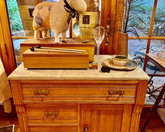 oak chest with marble top and peg and scallop joints in drawers, which automatically dates it to turn of the century late 1800’s early 1900’s